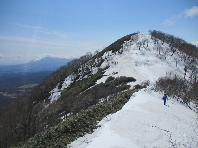 吊り尾根を南峰に向かう640