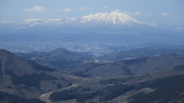 盛岡市街と岩手山640