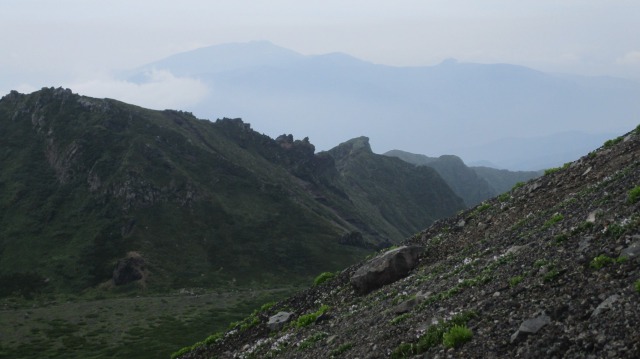 鬼ヶ城の向こうに秋駒乳頭山640