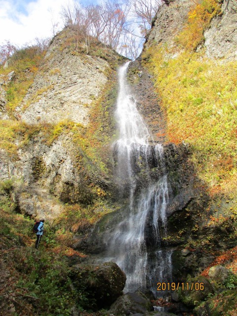 1106女神山降る滝640