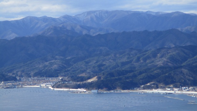 山田湾の向こうに早池峰連嶺640